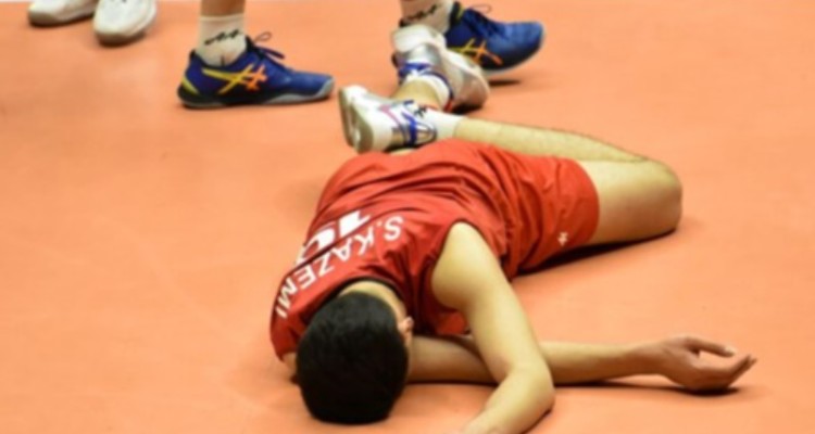 پرش صابر کاظمی به سمت خط پایان/درمان ستاره جوان والیبال ایران با «معجزه پول»!