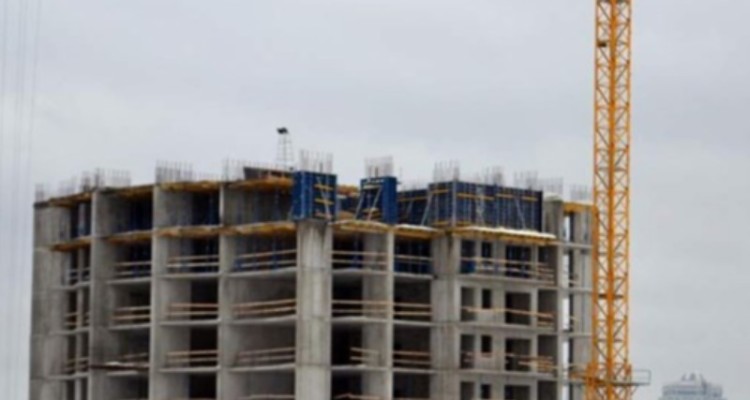 جرثقیل حادثه آفرین در ایلام با موفقیت مهار شد