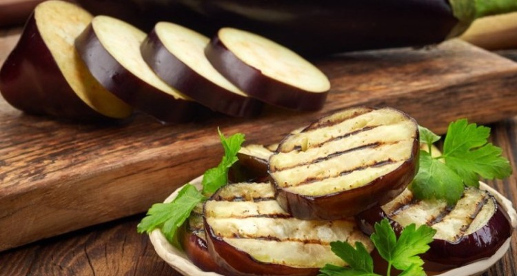 خواص شگفت انگیز مصرف بادمجان خام: هفته ای یکبار حتما بادمجان خام بخورید!