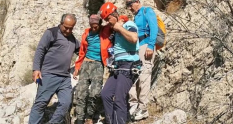 نجات جوان 18 ساله در ارتفاعات تنگه بهرام چوبین «دره‌شهر»
