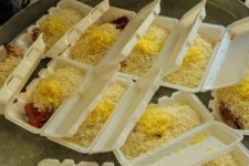 طبخ و توزیع 20 هزار پرس غذای گرم میان نیازمندان ایلامی