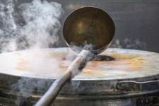 طبخ و توزیع 10 هزار پرس غذای گرم میان نیازمندان ایوانی در ماه مبارک رمضان