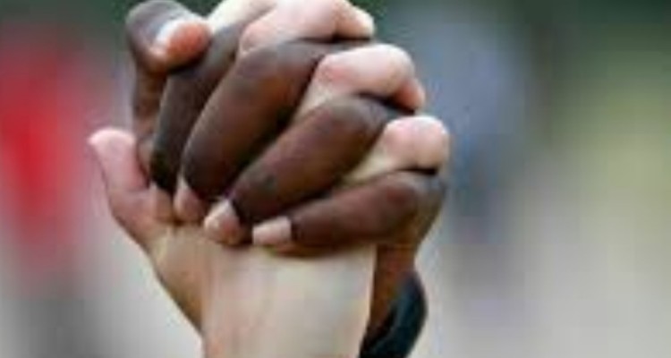 نژاد پرست گوش کن!