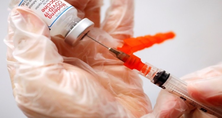 چه زمانی به دوز تقویت کننده واکسن کرونا نیاز داریم؟/ آیا می‌توانیم از واکسن دیگری استفاده کنیم؟