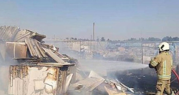 آتش سوزی بسته های کاشی و سرامیک  شهرستان مهران مهار شد