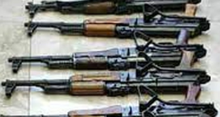 کشف ۳۲ قبضه سلاح جنگی کلاشینکف
