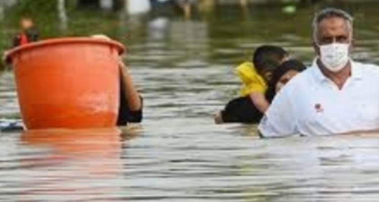 خسارت سیل به یک دهنه پل در دهلران