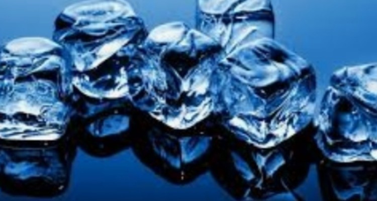 توزیع روزانه ۱۰ تن یخ بین موکب ها توسط ستاد اجرایی فرمان حضرت امام (ره) ایلام