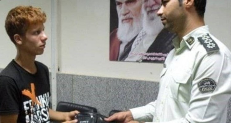 عودت کیف ده هزار دیناری به صاحبش توسط مامور ایلامی