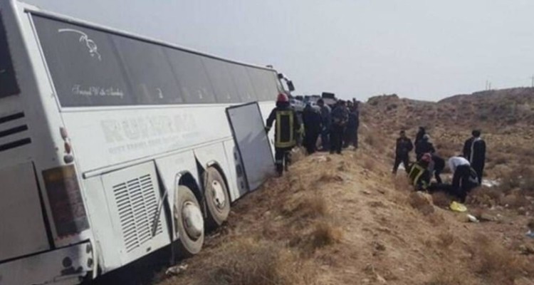 تصادف اتوبوس با پیکان ۳ فوتی برجا گذاشت