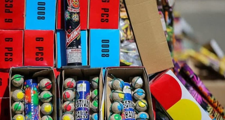 کشف 14 هزار عدد مواد محترقه غیر مجاز در ایلام