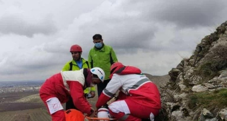 نجات 3 فرد گیر افتاده در ارتفاعات روستای چم آب شهرستان مهران