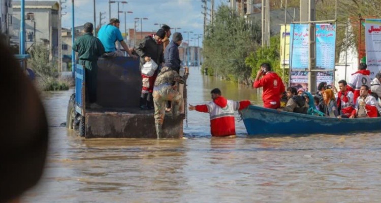 امدادرسانی هلال احمر به 140 ایلامی درگیر سیل