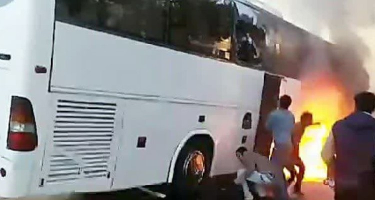 اتوبوس حامل زائران در مسیر مهران- ایلام دچار حریق شد