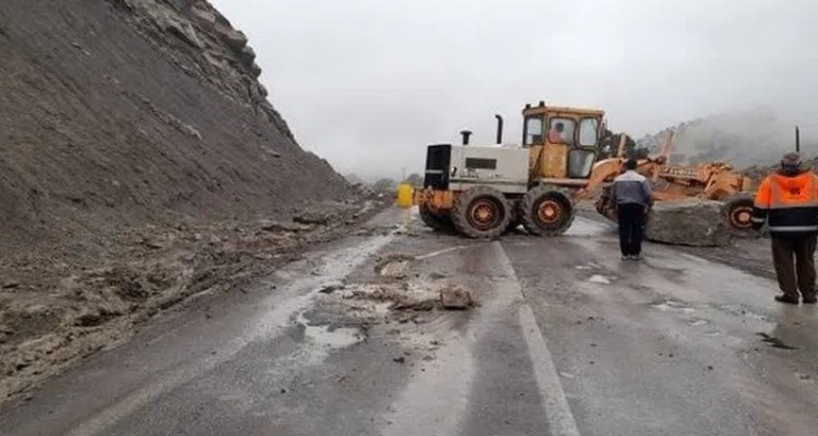 انجام ریزش برداری در 34 مقطع از راه های مواصلاتی استان