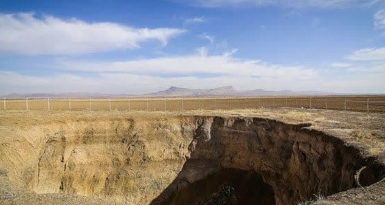 از افسانه تا واقعیت؛ فرونشست زمین در مهران/ مهران دهان باز می کند