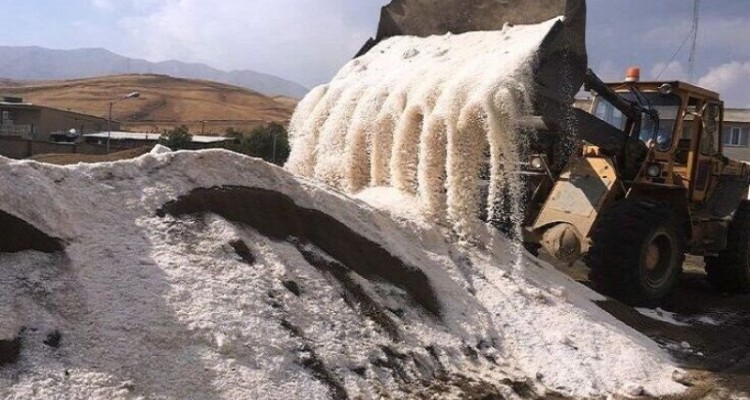 پخش 10 تن مخلوط نمک و ماسه به منظور بازگشایی راه های ایلام