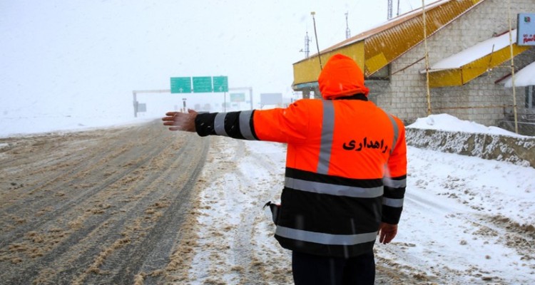 استقرار 22 گروه راهداری در جاده های ایلام/ جاده ها لغزنده است
