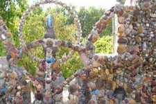 خانه‌ای آراسته به سنگواره‌های رنگی در قلب آبدانان