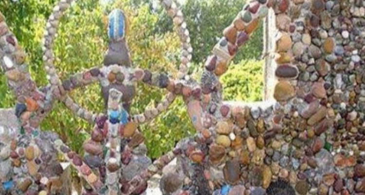 خانه‌ای آراسته به سنگواره‌های رنگی در قلب آبدانان