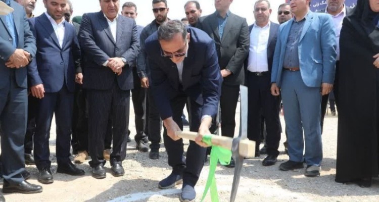 عملیات اجرایی نیروگاه خورشیدی ۲۰ مگاواتی پارکینگ اربعین مهران آغاز شد