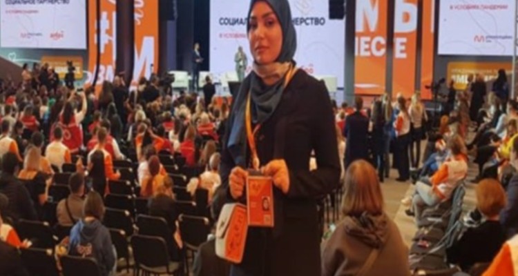 بانویی که محرومیت را به زانو درآورد/ نفر برتر رویداد بین المللی «ما با هم هستیم» از مشکلات می‌گوید