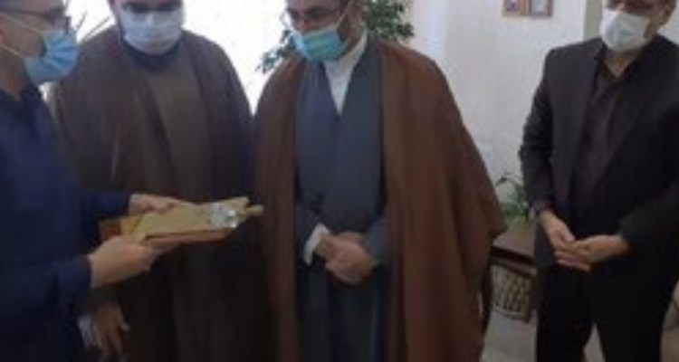 تندیس ملی فداکاری به خانواده دو شهید مدافع سلامت در ایلام اعطا شد