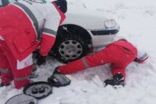 امدادرسانی هلال احمر به 76 خودرو گرفتار در محورهای برفگیر ایلام