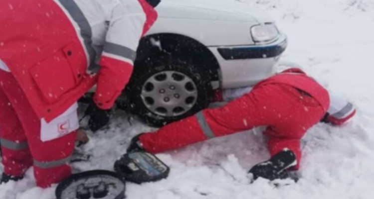 امدادرسانی هلال احمر به 76 خودرو گرفتار در محورهای برفگیر ایلام