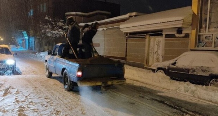 فعالیت ۳۵۰ نیروی شهرداری ایلام برای پاکسازی معابر از برف