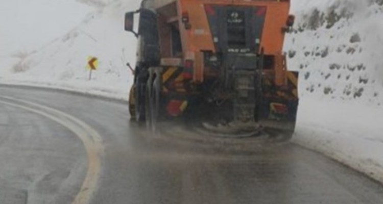 پخش 885 تن مخلوط ماسه و نمک در جاده‌های ایلام