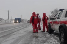 امدادرسانی هلال احمر به 399 خورود گرفتار در محورهای برفگیر ایلام