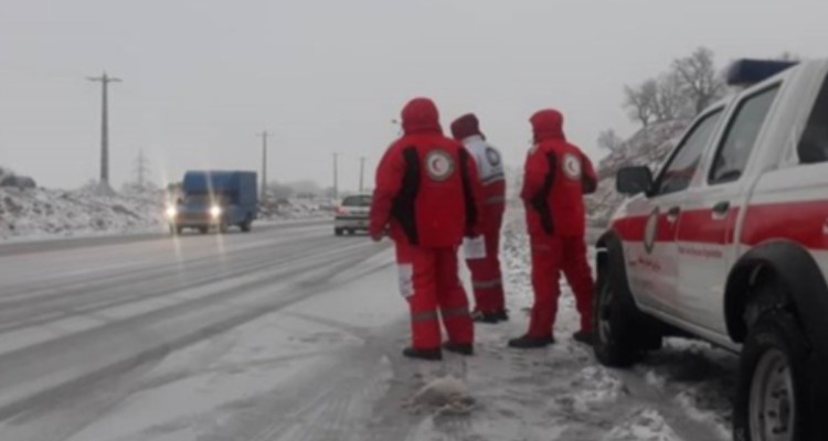 امدادرسانی هلال احمر به 399 خورود گرفتار در محورهای برفگیر ایلام