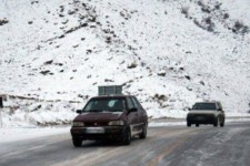 بارش برف در محورهای مواصلاتی ایلام/ رانندگان زنجیرچرخ همراه داشته باشند