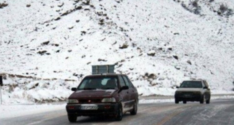 بارش برف در محورهای مواصلاتی ایلام/ رانندگان زنجیرچرخ همراه داشته باشند