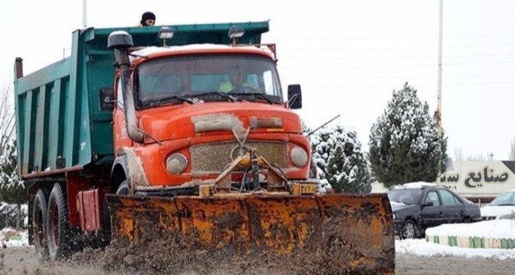 برف‌روبی معابر شهری ایلام با ۳۷۰ نیروی شهرداری در حال انجام است