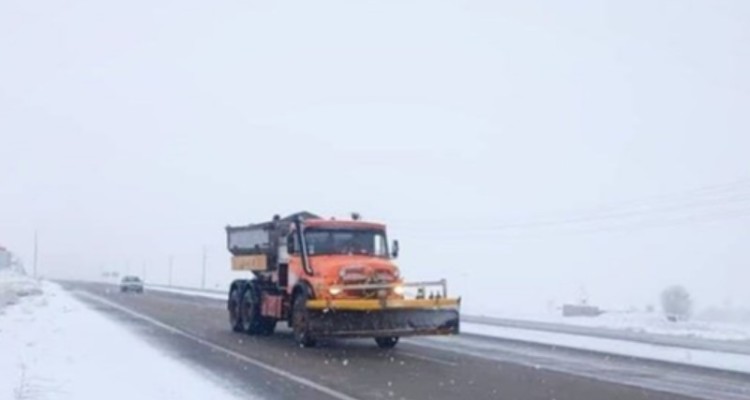 راه‌های اصلی ایلام با وجود بارش برف باز است