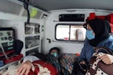 نجات زن باردار ایوانی توسط نجاتگران هلال احمر از برف و کولاک