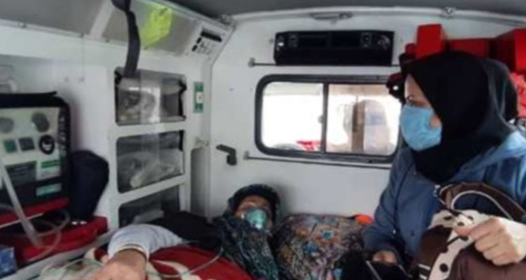 نجات زن باردار ایوانی توسط نجاتگران هلال احمر از برف و کولاک