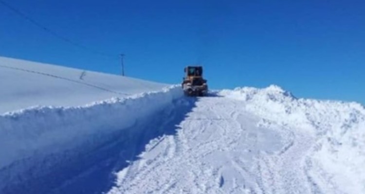 پخش 1255 تن مخلوط ماسه و نمک در جاده‌های استان ایلام