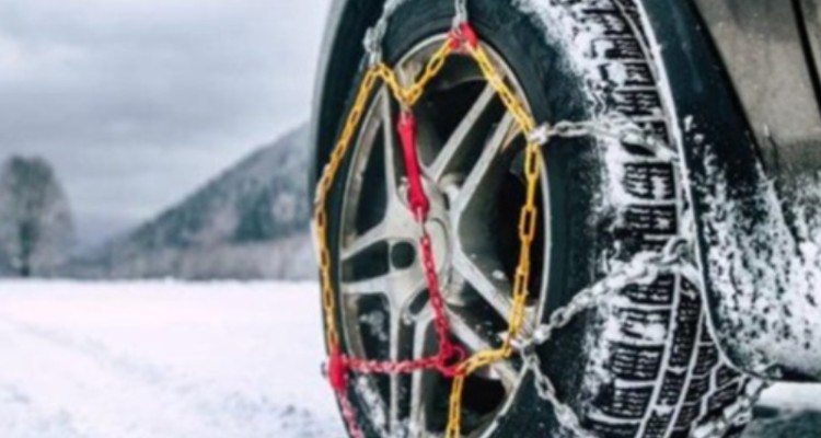 امداد رسانی پلیس به ۱۴۵۰ خودرو گرفتار در برف ایلام