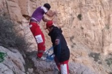 نجات مرد ۵۷ ساله گرفتار شده در ارتفاعات «تنگه تاپو»