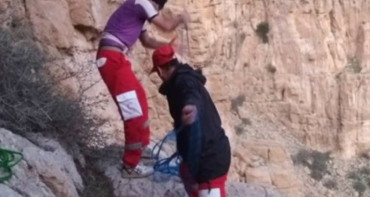 نجات مرد ۵۷ ساله گرفتار شده در ارتفاعات «تنگه تاپو»