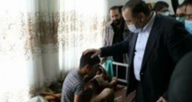 عیادت استاندار ایلام از دانش‌آموز حادثه دیده از انفجار مین