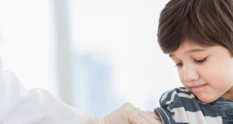 تزریق واکسن سینوفارم و پاستوکووک به کودکان ۹ تا ۱۲ ساله در ایلام