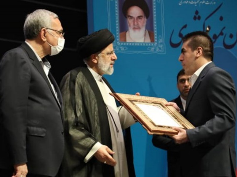 تجلیل رئیس جمهور از حامد توان دانشجوی برتر دانشگاه علوم پزشکی ایلام تجلیل رئیس جمهور از حامد توان دانشجوی برتر دانشگاه علوم پزشکی ایلام