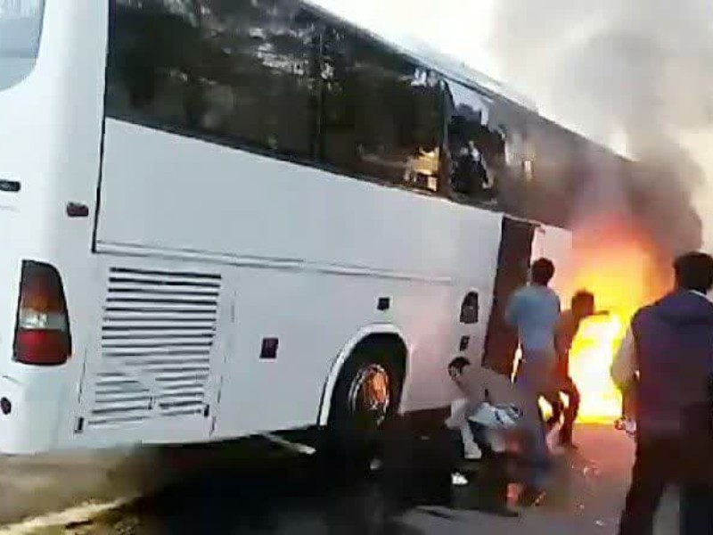 اتوبوس حامل زائران در مسیر مهران- ایلام دچار حریق شد اتوبوس حامل زائران در مسیر مهران- ایلام دچار حریق شد