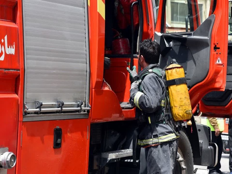 نجات جان سه شهروند گرفتار در شعله های آتش نجات جان سه شهروند گرفتار در شعله های آتش