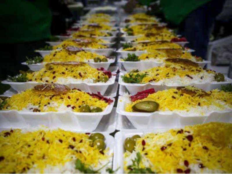 شرکت گاز ایلام 200 هزار پرس غذا و آب بین زائران توزیع کرد شرکت گاز ایلام 200 هزار پرس غذا و آب بین زائران توزیع کرد